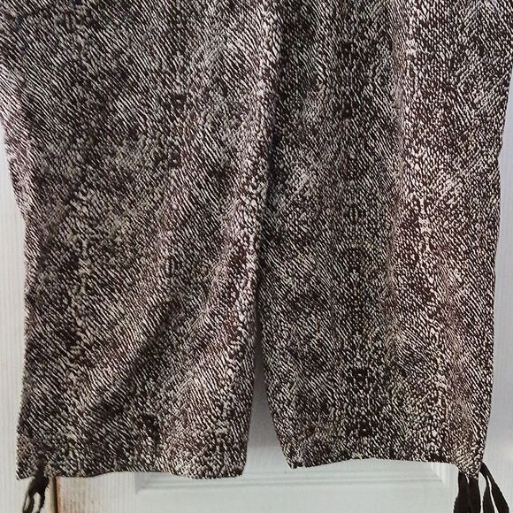 Chico's  brown cream cargo capris with drawstring leg opening  Sz 6  NWOT - Picture 2 of 7